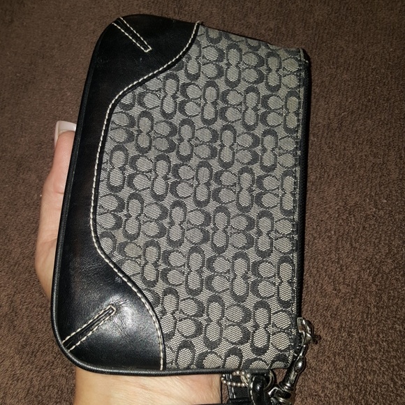 Ladies Coach Wristlet - Picture 6 of 6
